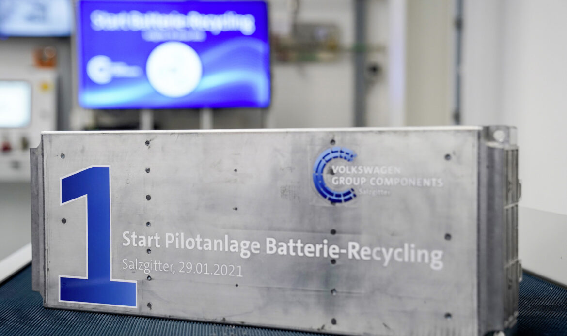L'impianto inaugurato a Salzgitter in Germania da Volkswagen è in grado di recuperare le materie prime come litio, nichel, manganese e cobalto dalle batterie esauste dei veicoli elettrici.