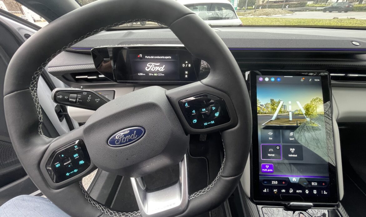 FORD Explorer, ecco il SUV 100% elettrico, cruscotto